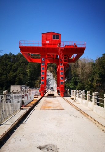 腾冲县大平田水电站大坝工程坝顶.jpg